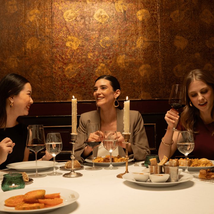 Solo en Madrid, lo extraordinario sucede alrededor de una mesa